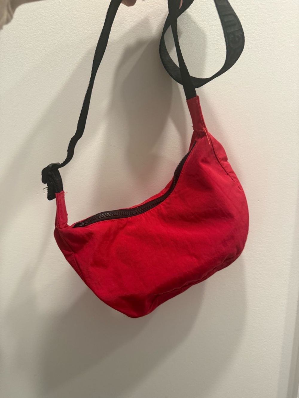 Baggu small crescent - candy apple red